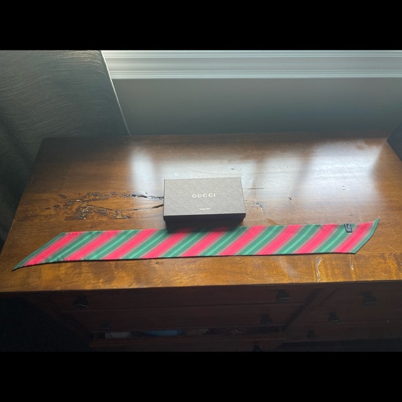 Authentic Gucci silk scarf. - Picture 3 of 14